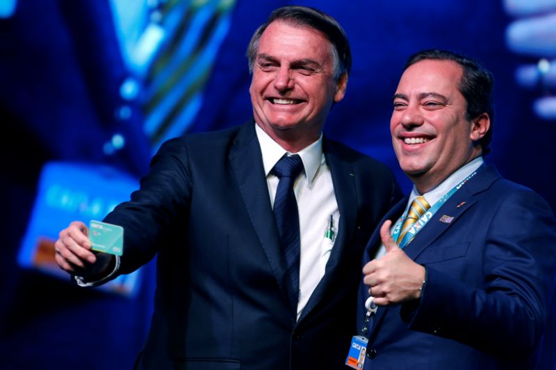 Estrategistas teriam orientado Bolsonaro a demitir o então presidente da Caixa ainda na terça-feira, mas o mandatário se recusou 
