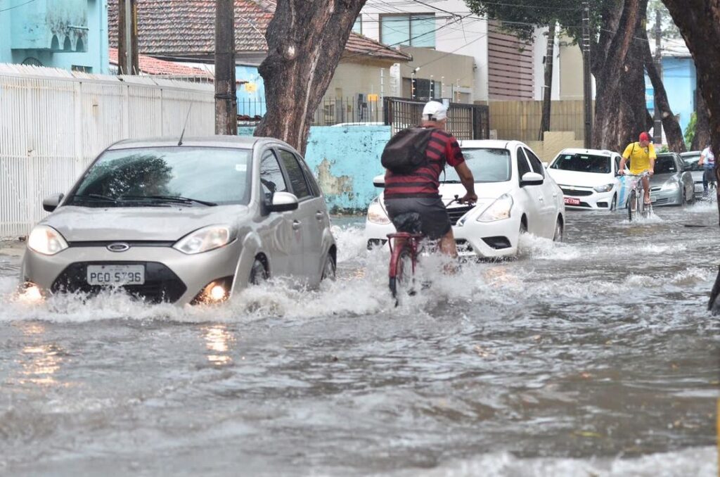 Recentemente, as chuvas que assolaram Recife reforçaram ainda mais a importância do debate sobre a injustiça ambiental no Brasil