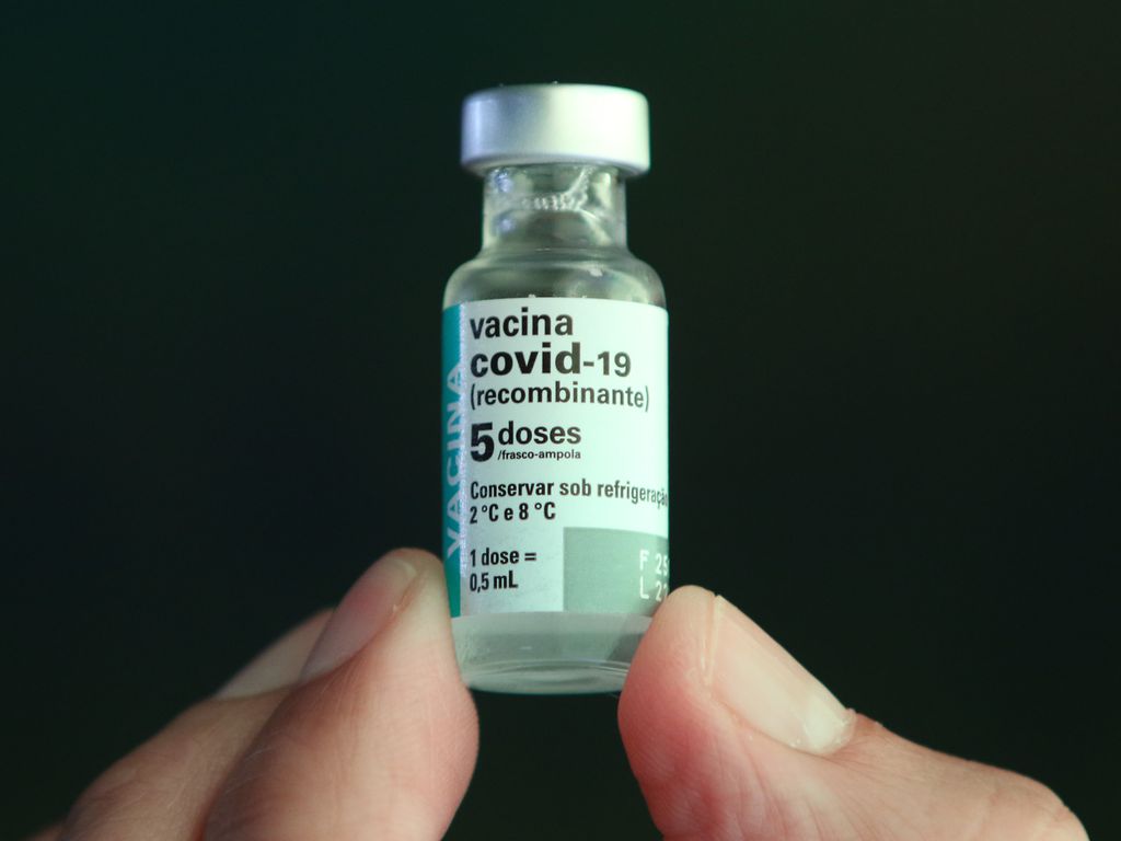 Frasco da vacina 100% nacional contra a covid-19, produzida pela Fundação Oswaldo Cruz (Fiocruz).  Foto: Fabio Rodrigues-Pozzebom/ Agencia Brasil 