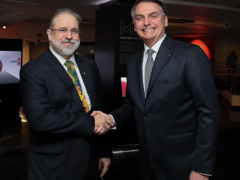 Aras quer arquivar dez processos contra Bolsonaro 