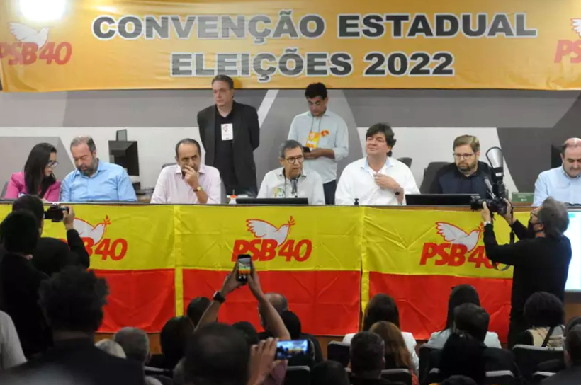 Candidato ao governo mineiro, Alexandre Kalil participou das convenções dos dois partidos neste domingo, na Assembleia de Minas, em BH