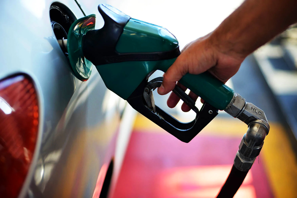 De acordo com o levantamento semanal da ANP, o preço médio do litro da gasolina caiu de R$ 5,4 para R$ 5,25, uma diminuição de 2,8%.