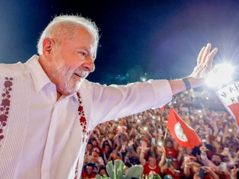 Levantamento aponta crescimento de Lula e queda de Bolsonaro tanto no primeiro quanto no segundo turno, se vier a ocorrer