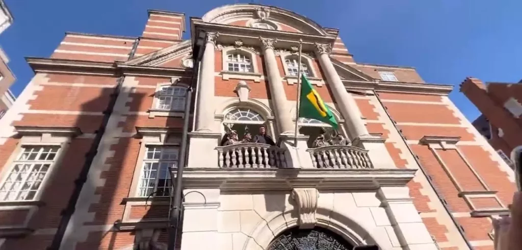 Internautas demonstraram indignação com o discurso eleitoral proferido por Jair Bolsonaro na sacada da embaixada do Brasil em Londres