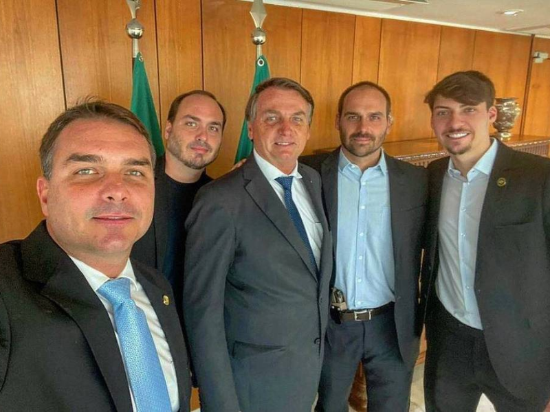 Apesar do patriarca dos Bolsonaro ter deixado a presidência, ele e o seu clã insistem em estimular o golpismo contra o atual presidente Lula