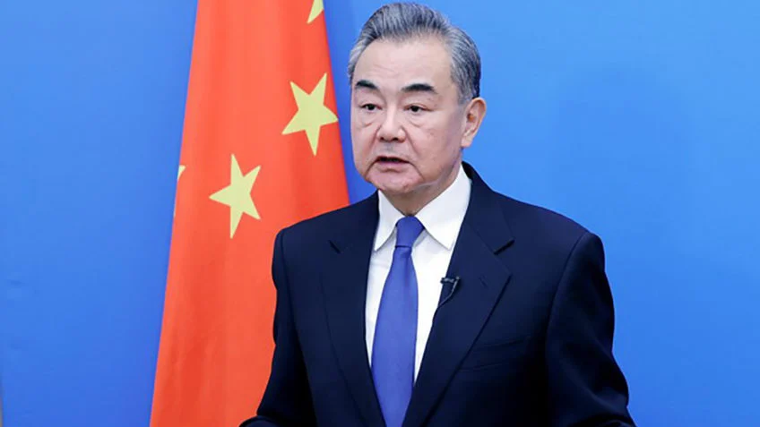 A prioridade "premente é facilitar as negociações de paz", disse chanceler da China, que em nenhum momento expressou apoio ao conflito