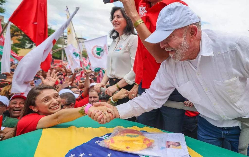 Lula lembrou que Zema “fingiu não ter candidato” no primeiro turno, mas que agora “caiu a máscara” e ele se mostrou bolsonarista