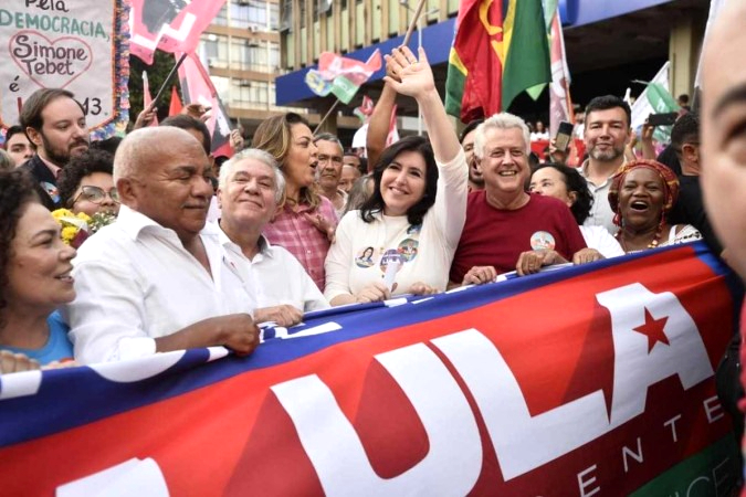 Terceira colocada no primeiro turno das eleições presidenciais, Simone Tebet faz caminhada em Brasília em apoio ao ex-presidente Lula