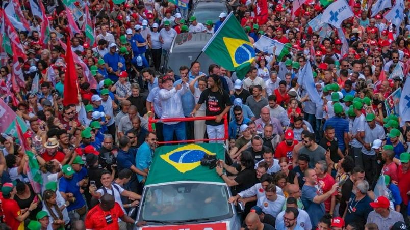 Em ato no Complexo do Alemão, no Rio de Janeiro, Lula defendeu que polícia deve ser apenas um componente de política para favelas 