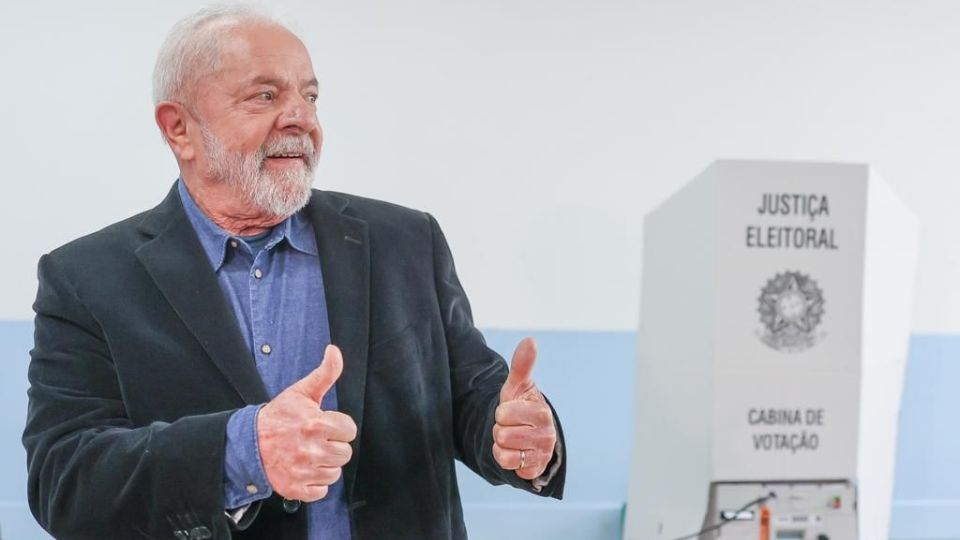 O ex-presidente Lula (PT) votou na manhã deste domingo (2) na escola estadual João Firmino, no bairro Assunção, em São Bernardo do Campo, no ABC paulista.
