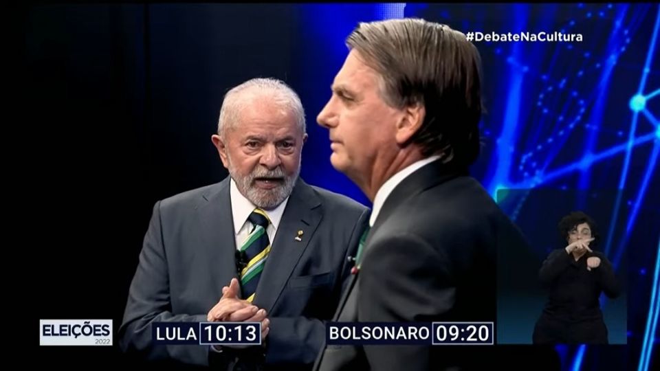 Lula e Bolsonaro durante o debate da Band. Créditos: TV Cultura/Reprodução