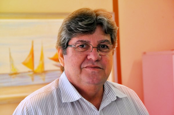 Com apoio de vários políticos relevantes e setores da sociedade, João Azevêdo lidera a intenção de voto no segundo turno na Paraíba