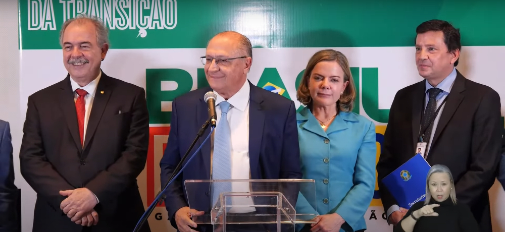 O vice-presidente eleito Geraldo Alckmin (PSB) assinou nesta terça (22) portaria com nomes de parlamentares que integrarão grupo técnico