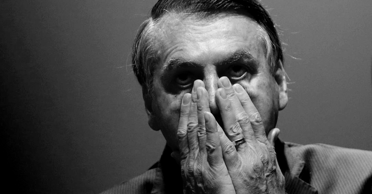 O presidente Jair Bolsonaro, derrotado nas eleições, alega que foi vítima de supostos “crimes contra a honra”