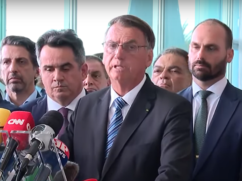 Com mini discurso, Bolsonaro reconhece derrota e desautoriza caminhoneiros 