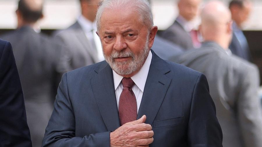 O presidente eleito Luiz Inácio Lula da Silva (PT) foi internado para a retirada de leucoplasia da prega vocal esquerda 