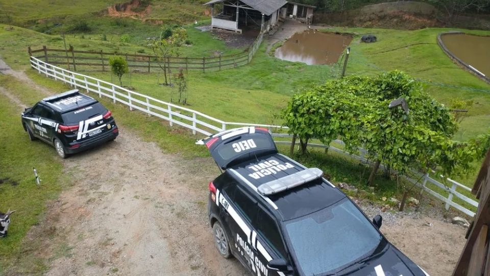 Neonazistas são presos em Santa Catarina durante encontro interestadual. Sítio em São Pedro de Alcântara (SC) onde ocorria o encontra dos fundamentalistas de extrema-direita. Créditos: Polícia Civil/Divulgação