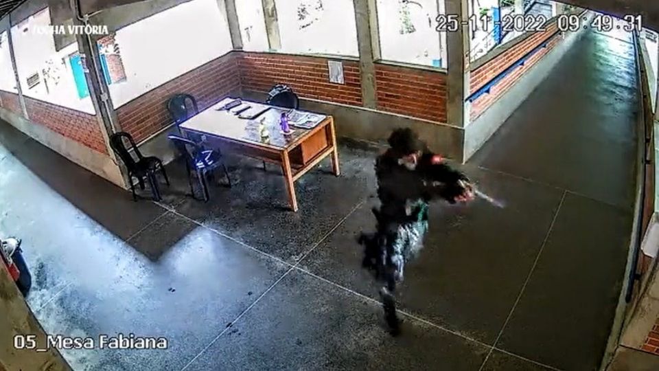 Atirador invade escolas em Aracruz (ES), deixando três mortos.
Homem armado invade escolas no Espírito Santo e atira em professores e alunos
Créditos: Twitter/Reprodução
