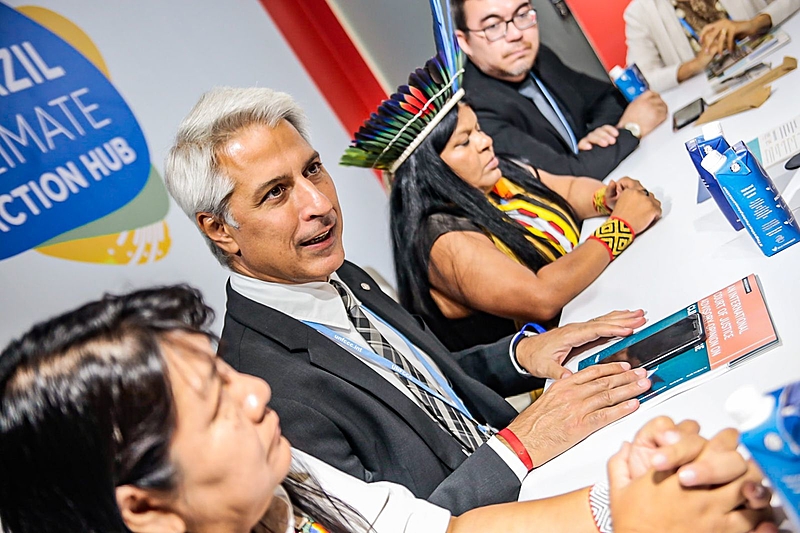 Molon durante debate na COP 27, no Egito, com lideranças indígenas e outros atores da sociedade civil. Foto: Divulgação