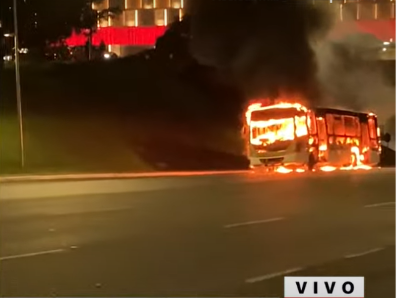 Bolsonaristas queimam carros e tentam invadir sede da PF em Brasília.
Créditos: Reprodução