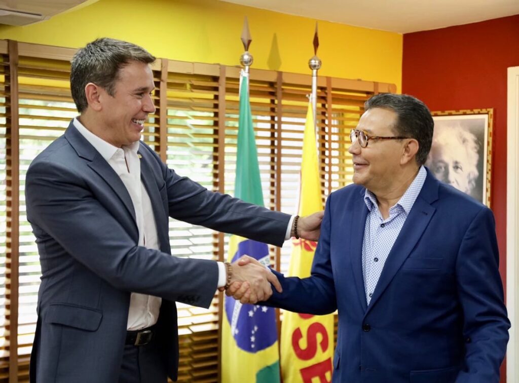 O deputado Carreras com o presidente do PSB, Carlos Siqueira, ao ser escolhido como novo líder do partido na Câmara. Foto: PSB Nacional.
