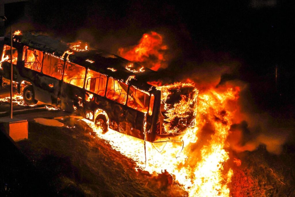 Ônibus incendiado na capital federal. Foto: Divulgação.