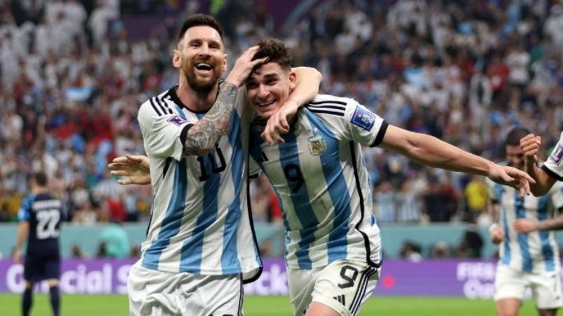 Messi e Julián durante vitória da Argentina sobre a Croácia pelas semifinais. Foto: Divulgação. 