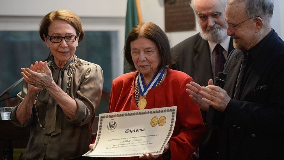 Rio de Janeiro, 2017: A atriz Fernanda Montenegro entrega a comenda da Ordem Padre José de Anchieta para a escritora Nélida Piñon. Créditos: Fernando Frazão/Agência Brasil