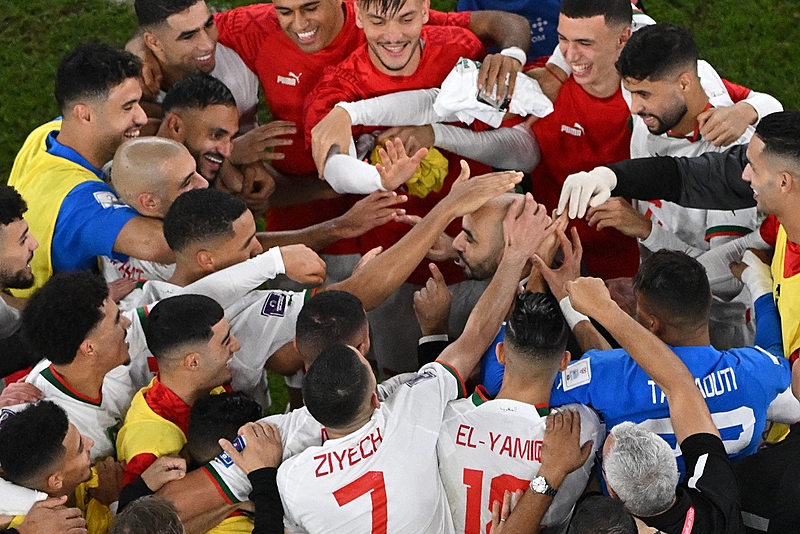 Elenco marroquino celebra classificação às oitavas de final como líder do grupo: seleção do norte da África foi uma das sensações da primeira fase - ANTONIN THUILLIER / AFP