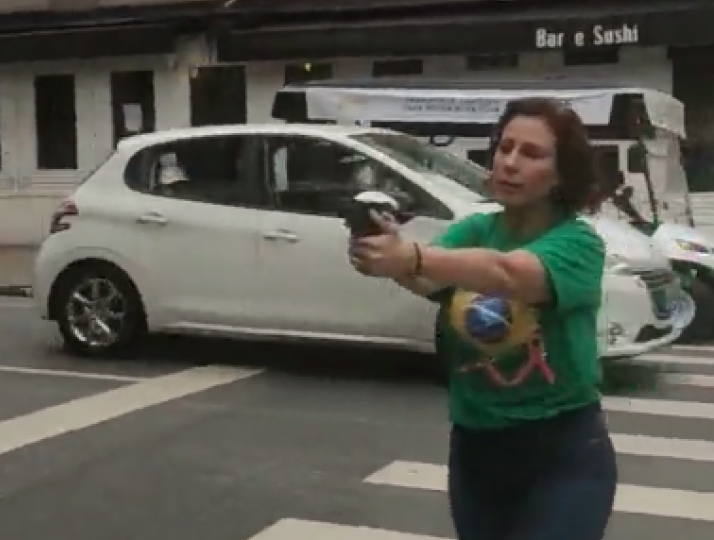 A operação contra Zambelli se deu após a bolsonarista perseguir armada um homem negro em São Paulo