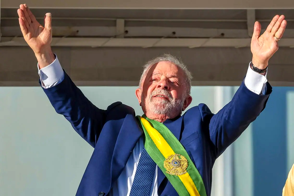 Presidente promete quebrar sigilos de Bolsonaro desde a campanha, e assinou decreto durante cerimônia da posse