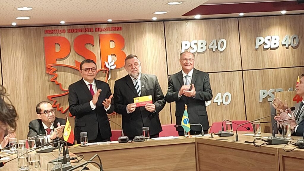 Senador Flávio Arns se filia ao PSB e diz trabalhar pela felicidade do povo. Foto: Socialismo Criativo.