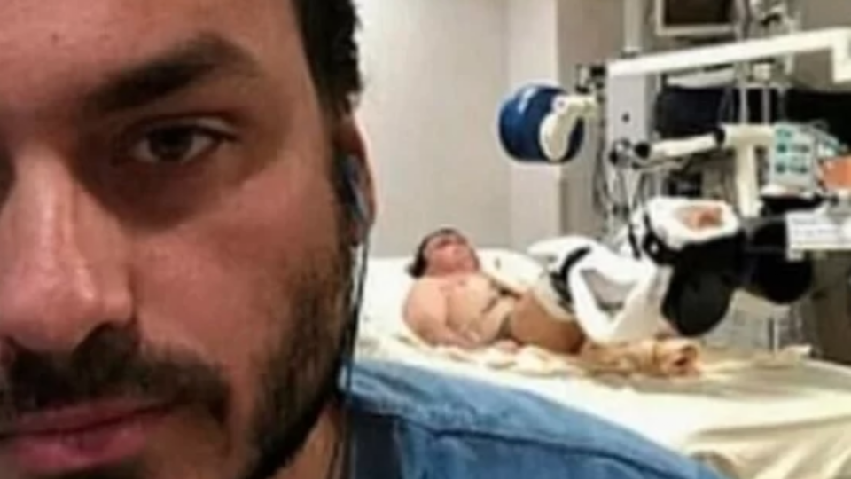 Carluxo em hospital com Jair Bolsonaro em 2018. Por que Carlos Bolsonaro publica foto do pai internado em todo momento de crise. Créditos: Reprodução/Redes Sociais