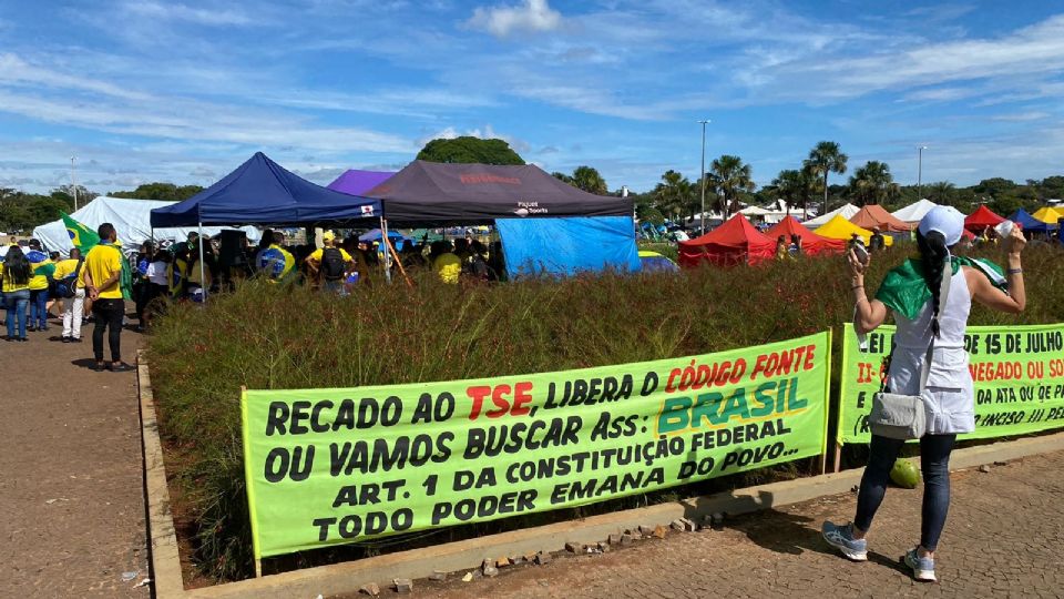 Jornalista revela detalhes do acampamento no QG de Brasília. “O discurso sempre foi violento”, diz a jornalista. “Sempre”, enfatizaCréditos: Reprodução/Twitter@annacmreis