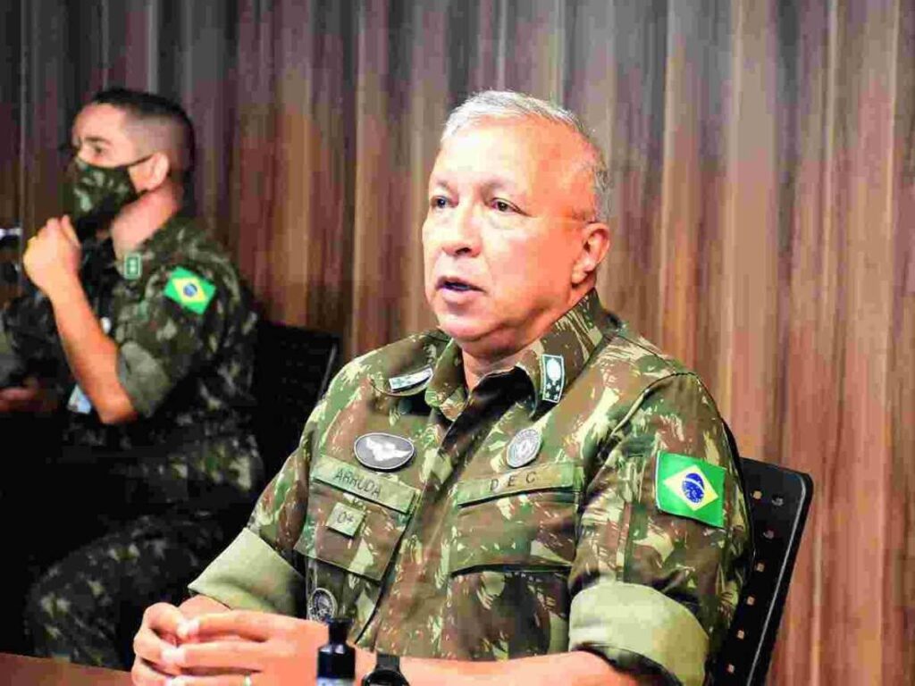 O general Arruda protegeu acampamento e chegou a sugerir confronto entre Exército e PM do Distrito Federal