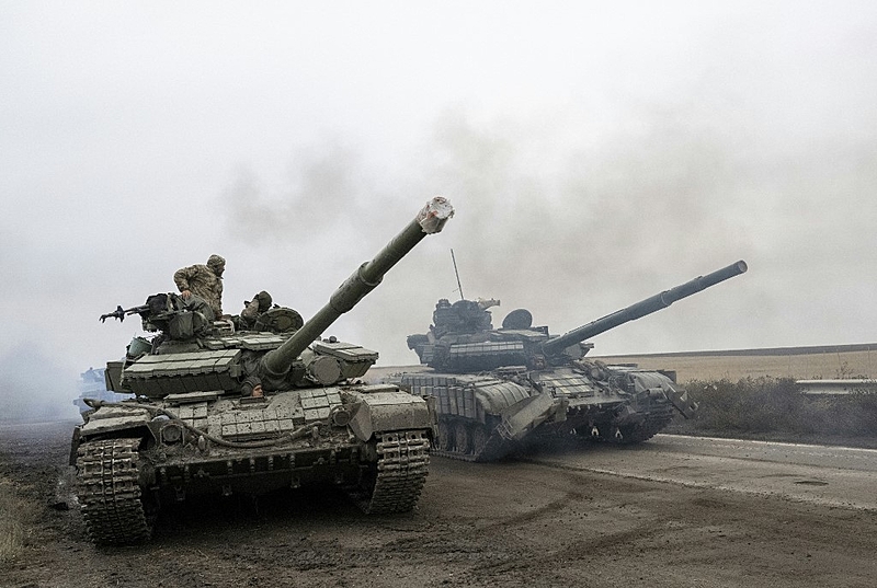 Tanques na Ucrânia em novembro de 2022. Foto: BULENT KILIC / AFP. 