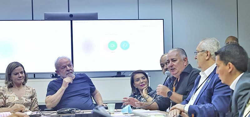 Lula se reuniu com centrais sindicais enquanto governo preparava transição. Foto: Cláudio Kbene.