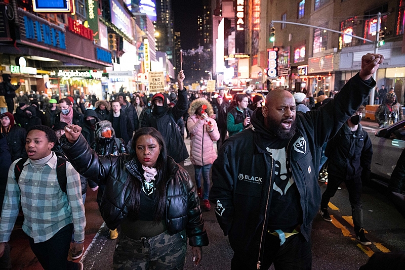 A divulgação do vídeo desencadeou protestos em várias cidades dos Estados Unidos na noite desta sexta-feira (27/01), incluindo Nova York, Atlanta, Washington D.C. e Detroit. - YUKI IWAMURA / AFP