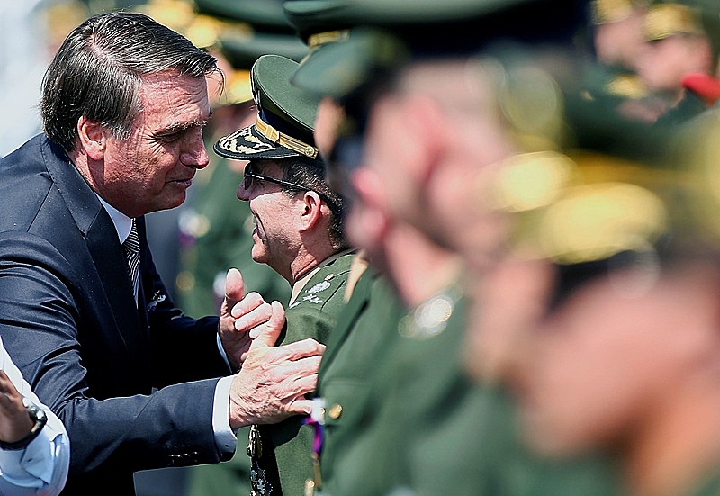 O atual comandante do Exército disse que o “pessoal da extrema direita” estava corroendo as Forças Armadas. Foto: Sergio Lima / AFP.