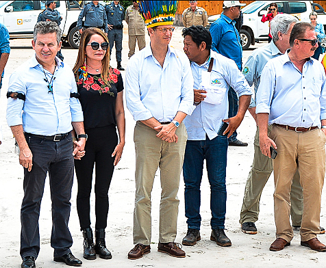 Na festa da colheita, Salles usou cocar indígena - Tchélo Figueiredo/Secom-MT