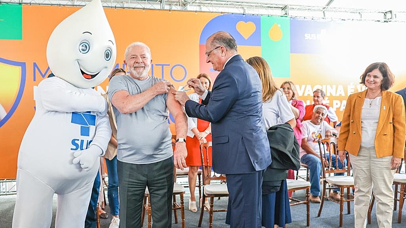 Zé Gotinha, Lula e Alckmin: ato de lançamento de Movimento Nacional pela Vacinação ocorreu nesta segunda (27). Foto: Ricardo Stuckert.