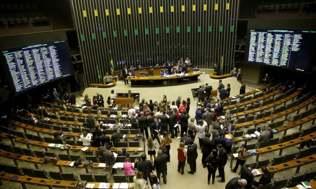 Brasília -Deputada Mariana Carvalho, 2ª secretária da Mesa da Câmara, preside sessão destinada a votar projetos de lei da bancada feminina, em comemoração ao Dia da Mulher (Wilson Dias/Agência Brasil)