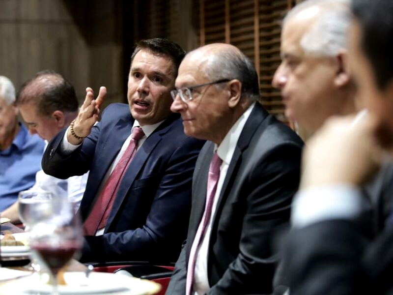O líder do PSB na Câmara, Felipe Carreras, apontou preocupação com a possibilidade do setor de serviços ser mais onerado a Alckmin