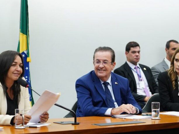 Comissão Mista do Orçamento (CMO) aprovou projetos de lei da enfermagem e dos servidores públicos nesta terça-feira, 25, na Câmara dos Deputados (foto: Pablo Valadares/ Câmara dos Deputados)