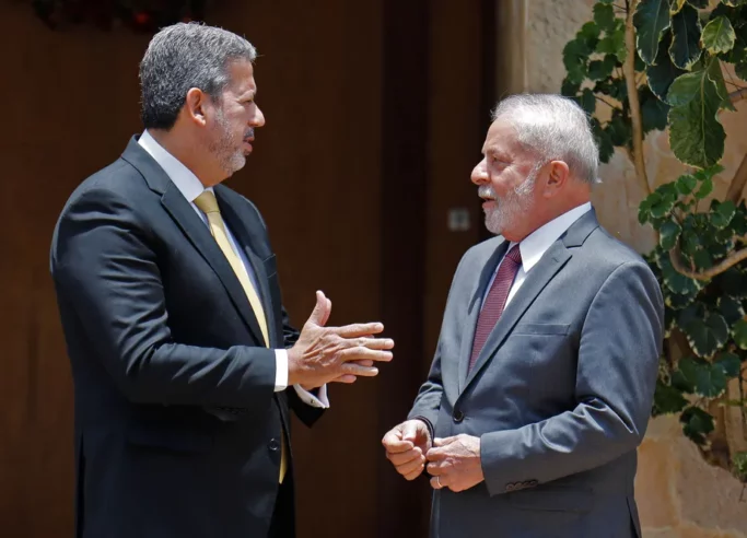 Lula e o presidente da Câmara, Arthur Lira / FOTO: Sergio LIMA / AFP