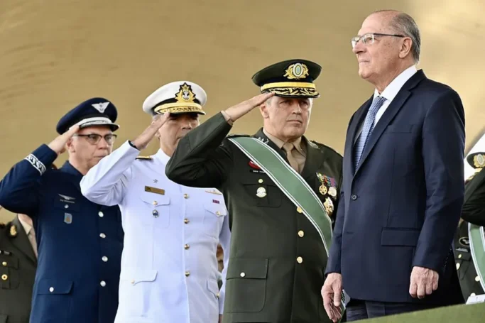 Presidente da República em Exercício Geraldo Alckmin durante Cerimônia do Dia do Soldado no Quartel General do Exército Brasileiro — Foto: Cadu Gomes / VPR
